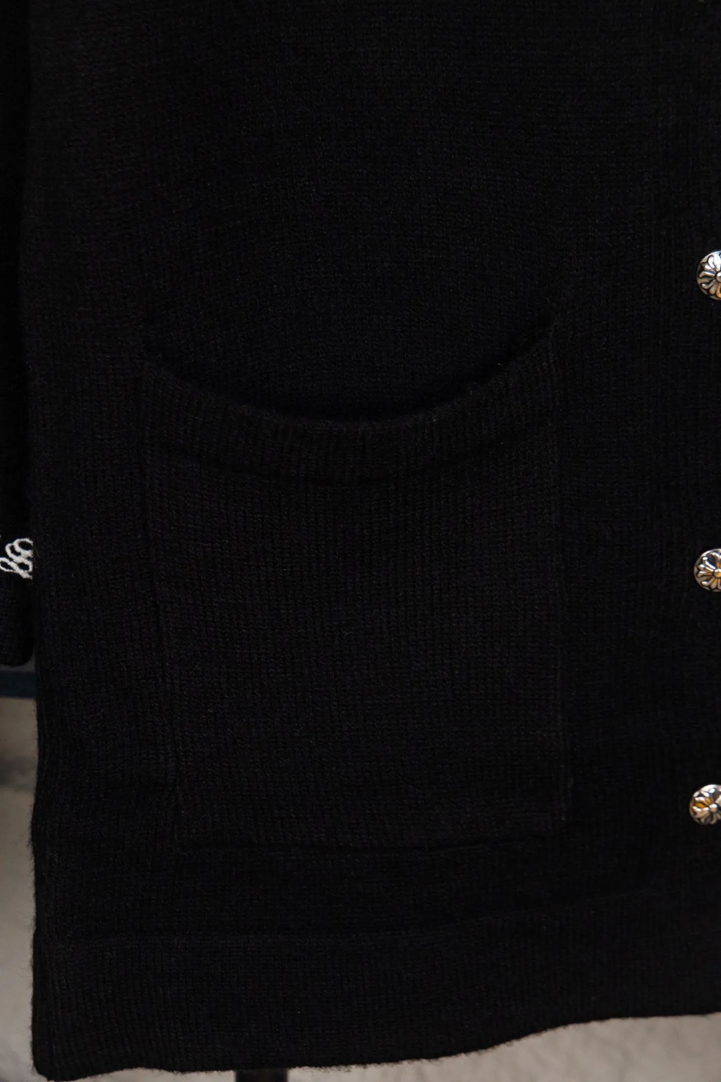 P260 -Chrome Hearts/Chrome Hearts Colorful cross leather cardigan jacket sweater. High weight, high density and high quality. The wool is soft, delicate and skin-friendly. It feels soft and silky. It has excellent warmth and skin-friendly properties. It is custom-woven and dyed without color difference. No matter the fabric or workmanship details, it is better than the ordinary version on the market. -The hardware and zipper accessories are all customized and full of details. Crow autumn and winter super heavy embroidery ➕ positioning leather label long-sleeved knitted cardigan lazy outer wear mid-length sweater -Colour: black white Size: S M L